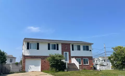 4 Bay Pl, Lindenhurst, NY 11757