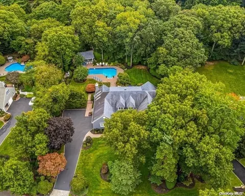 11 S Equestrian Ct, Hauppauge, NY 11788