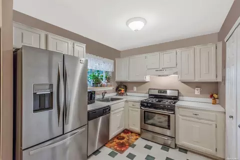 22 Feller Dr #22, Central Islip, NY 11722