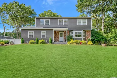 28 W Margin Dr, Shirley, NY 11967
