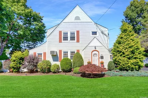 70 Walter Ave, Hicksville, NY 11801