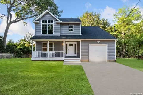 4 Woolley St, Lake Ronkonkoma, NY 11779