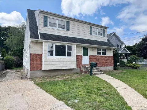 52 Clinton Ave, Farmingdale, NY 11735