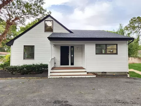 16 Coventry Ave, Mastic, NY 11950