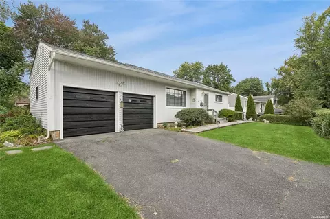 1654 Elsie Ln, Bay Shore, NY 11706