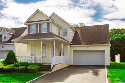 304 Center Oaks Trl, Bay Shore, NY 11706