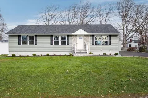 365 42nd St, Copiague, NY 11726