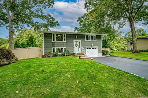 3 Rack Ln, Setauket, NY 11733