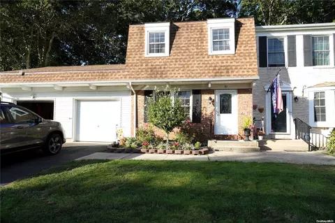 21 Thornton Cmns #21, Yaphank, NY 11980