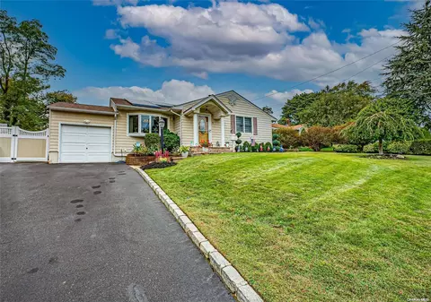 3 Byrd Ct, Kings Park, NY 11754
