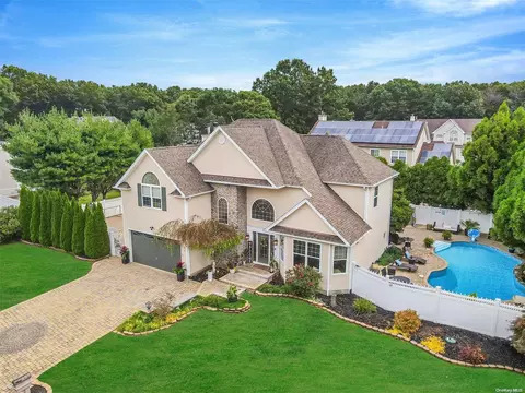 3 Martin St, Port Jefferson Station, NY 11776