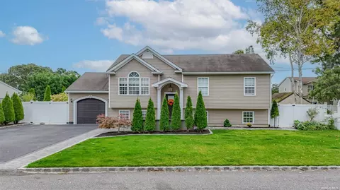 35 Lake Shore Dr, Ronkonkoma, NY 11779