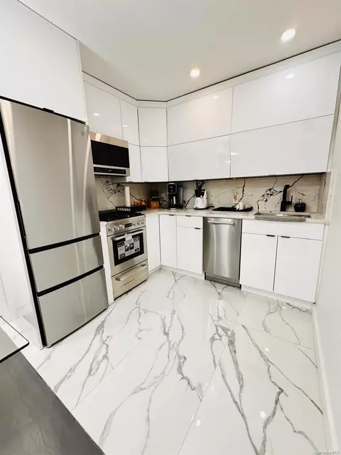 35-20 Leverich St #B520, New York, NY 11372