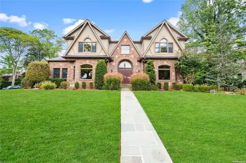 71 Barnyard Ln, North Hempstead, NY 11577