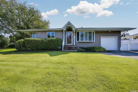16 Pittoni Dr, Commack, NY 11725