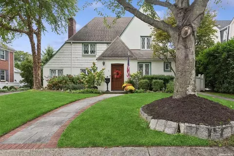 18 Kensington Rd, Garden City, NY 11530