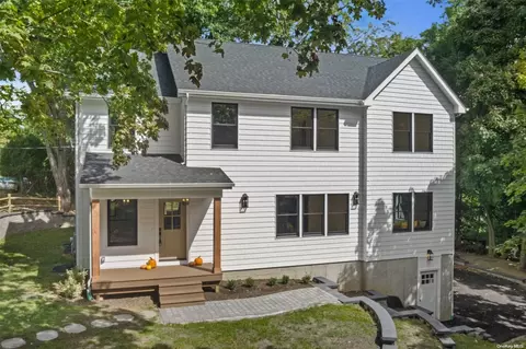 35 Amagansett Dr, Sound Beach, NY 11789