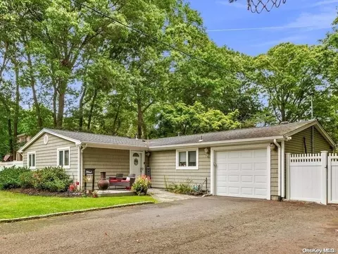 49 Calvert Ave, Ronkonkoma, NY 11779