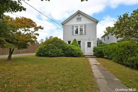 18 Lincoln St, Riverhead, NY 11901
