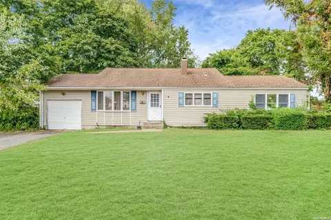 3010 Falcon Ave, Medford, NY 11763
