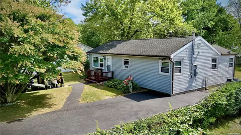 138 Merrill St, Brentwood, NY 11717