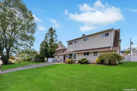 24 Wheelwright Ln, Levittown, NY 11756