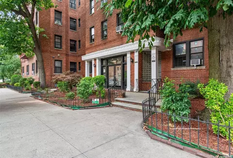 100-10 67th Rd #3L, Forest Hills, NY 11375