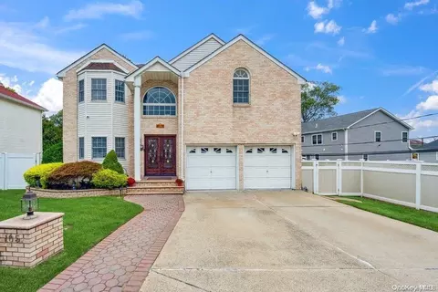 105 Paolo Ct, Plainview, NY 11803