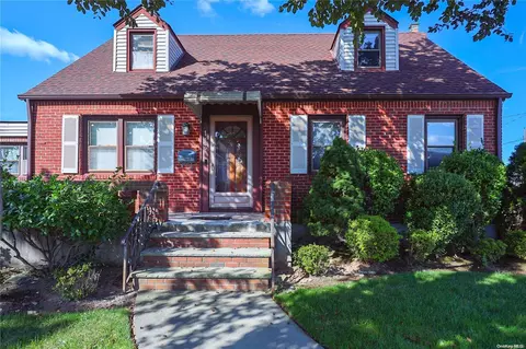 113 Strattford Rd, North Hempstead, NY 11040