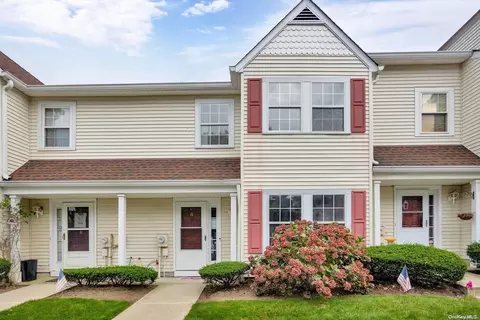 4 Stratford Grn #4, Farmingdale, NY 11735