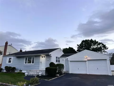 6 Dubois Ave, Amityville, NY 11701