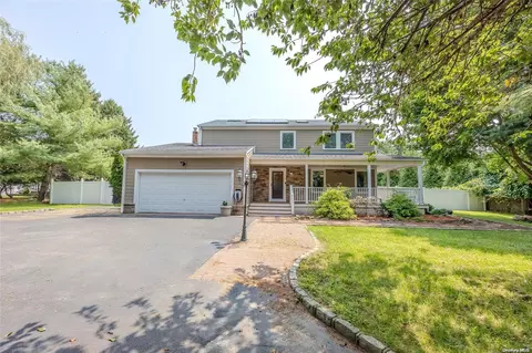 4 Robert Ct, Center Moriches, NY 11934