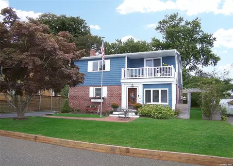 9 Willow St, Sayville, NY 11782