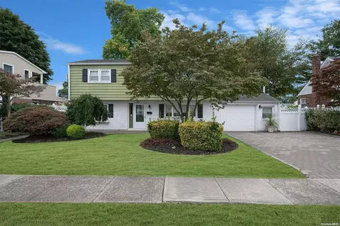 357 N Niagara Ave, Lindenhurst, NY 11757
