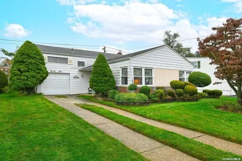 99 Dean St, Hicksville, NY 11801