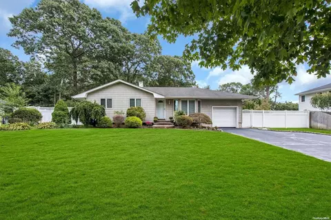 7 Partridge Dr, Commack, NY 11725