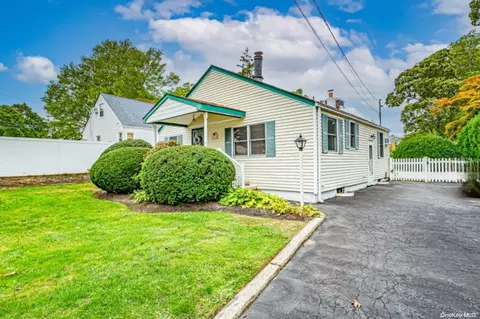 11 Oak St, Nesconset, NY 11767