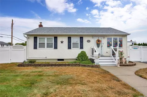 902 3rd St, West Babylon, NY 11704