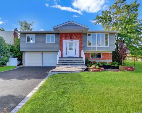 1692 James St, Merrick, NY 11566