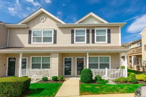 702 Willow Ln #702, Valley Stream, NY 11580