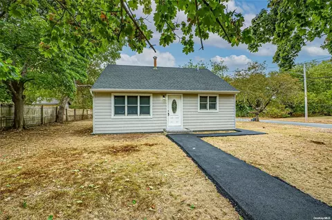 562 Provost Ave, Bellport, NY 11713