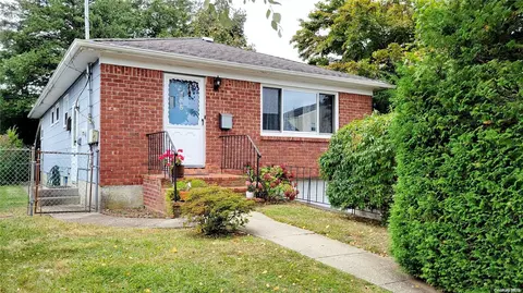 5 Hampton St, North Hempstead, NY 11501