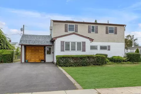 20 Collector Ln, Levittown, NY 11756