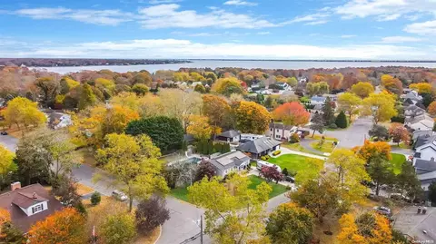 33 Newport Beach Blvd, East Moriches, NY 11940