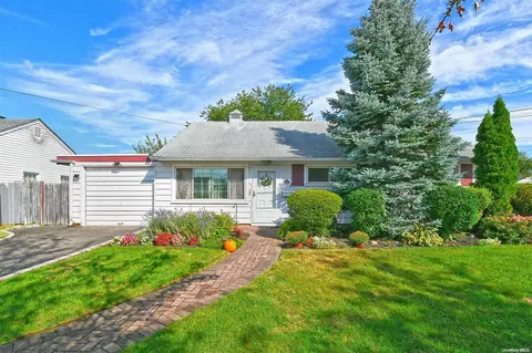 18 Eldorado Blvd, Plainview, NY 11803