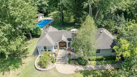 3 Longacre Dr, Huntington, NY 11743