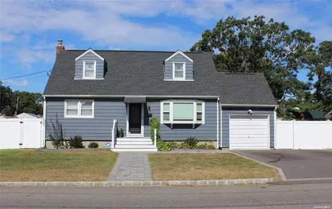 128 Newark St, Lindenhurst, NY 11757