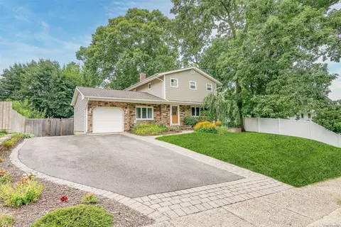 16 Carriage Dr, Kings Park, NY 11754