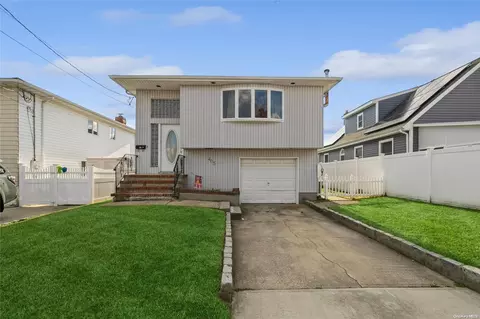405 Lido Pkwy, Lindenhurst, NY 11757