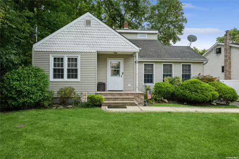 28 Hunters Ln, Huntington Station, NY 11746